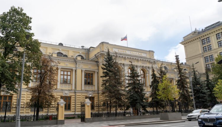 Russian Banks Told to Track Crypto-Related Transactions Amid Currency Restrictions