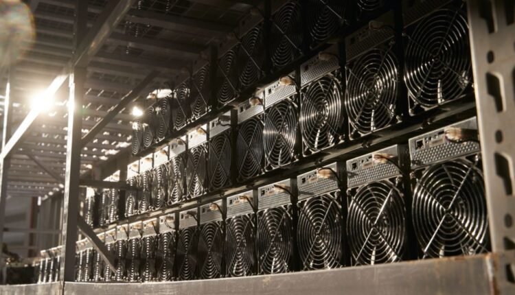 Bitcoin Hashrate Briefly Slips Below 200 EH/S During Market Rout, Less Than 100K Blocks Left Until the Halving